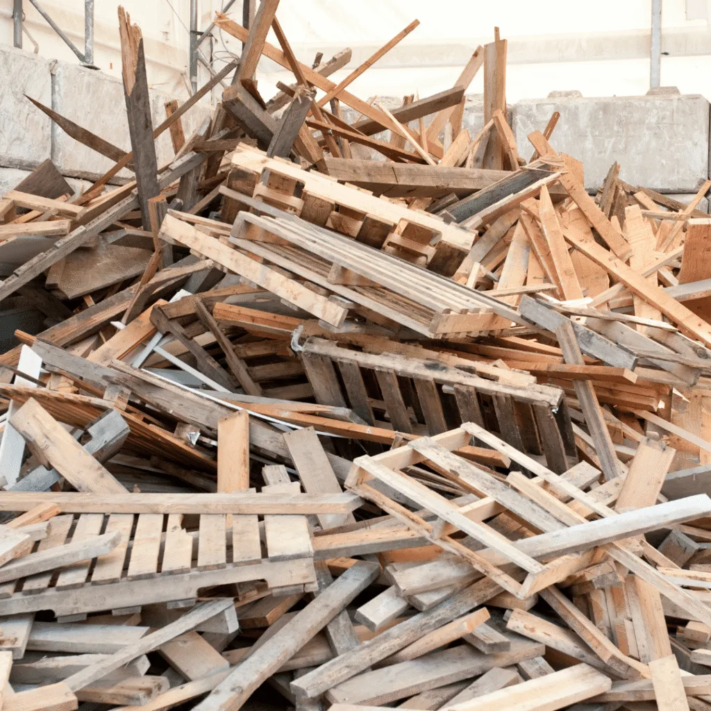 Benne remplie de bois et palettes
