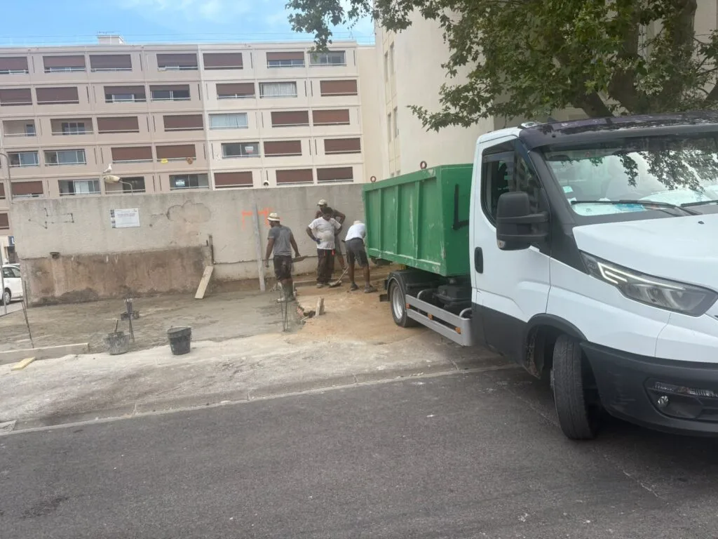Benne sur la voie publique
